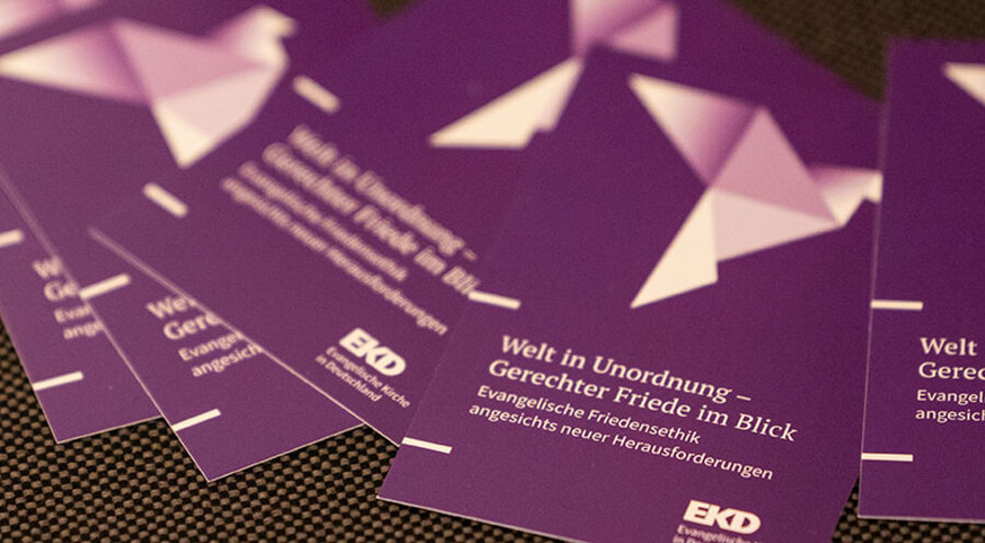 Die Friedensdenkschrift der EKD, die auf der Synode vorgestellt wurde. Foto: EKD/MCK