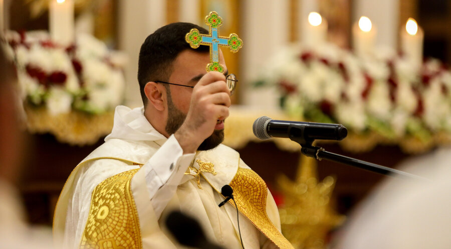 Christen in Erbil feiern einen Gottesdienst. Archivfoto: picture alliance / Anadolu | Ahsan Mohammed Ahmed Ahmed
