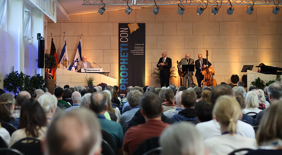 Johannes Vogel (am Rednerpult) sprach auf der Propheticon 2025. Foto: Bibel-Center Breckerfeld