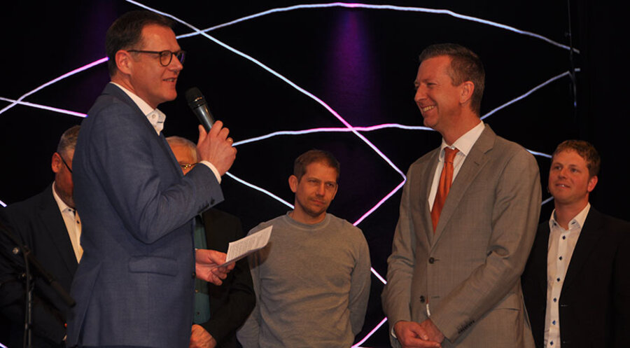 v. l.: (Im Vordergrund) Aufsichtsrat Martin Schübel und Pfarrer Johannes Reinmüller. Foto: Helmut Stierle