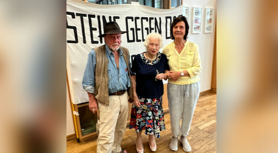 Hertha-Maria Haselmann (rechts) mit der früheren Bewohnerin Anneliese Himmelstein und dem Künstler Gunter Demnig. Foto: privat