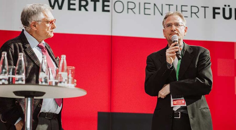 Der Korrespondent des Bayerischen Rundfunks (BR) im ARD-Hauptstadtstudio, Hans-Joachim Vieweger (rechts) im Gespräch mit Helmut Matthies. Foto: IDEA/Matthias Schmitt
