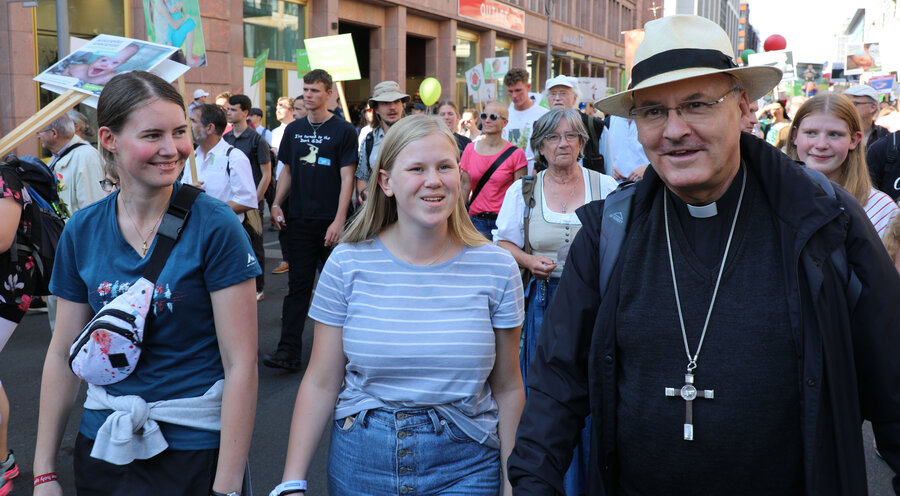 Bischof Dr. Rudolf Voderholzer mit Teilnehmern auf dem „Marsch für das Leben“ in Berlin. Foto: Bistum Regensburg/Christian Beirowski