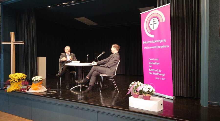 Pastor Johannes Holmer (links) im Gespräch mit dem Vorsitzenden der Bekenntnisbewegung „Kein anderes Evangelium“, Johannes Frey. Foto: privat
