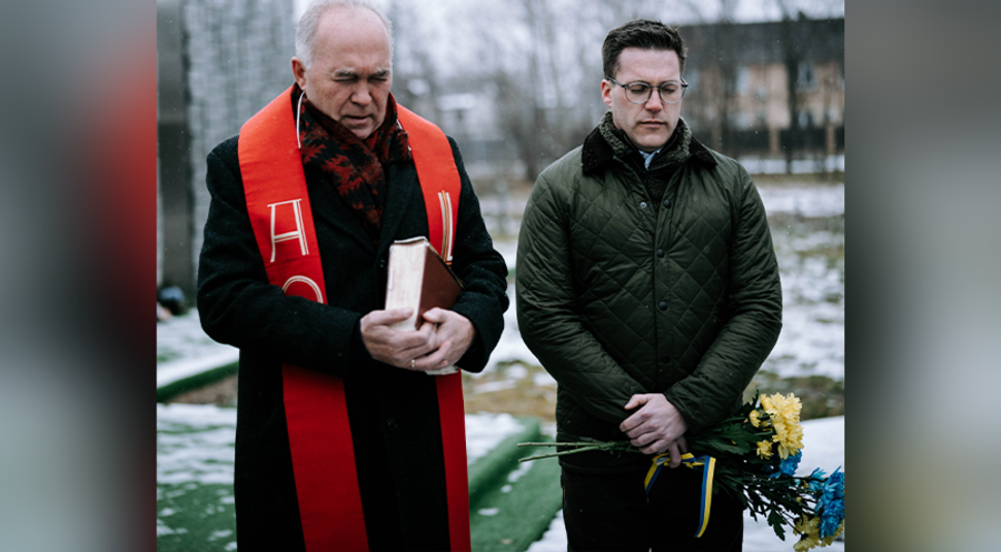 Gedenkstätte Butscha: Martin Scheuermann und Manuel Hagel bringen ihre Trauer vor Gott. Foto: Marcel Ditrich