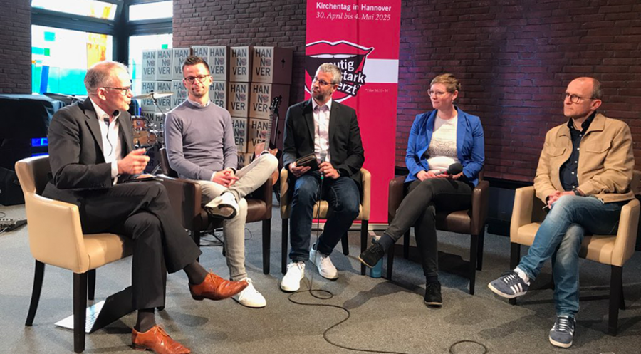 Diskutierten über „Perspektiven und Grenzen im Bibelverständnis“ (v.l.n.r.): Moderator Reinhardt Schink, Stephanus Schäl, Martin Grünholz, Eva Dittmann, Steffen Kern. Foto: IDEA/David Wengenroth