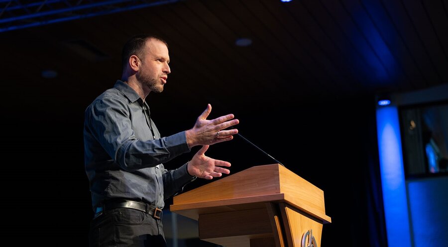 „Die Dreieinigkeit kann sich der Mensch mit seinem begrenzten Denken nicht erklären“: Pastor Michael Wiche sprach bei der „Evangelium21“-Regionalkonferenz in Kaiserslautern. Foto: Evangelium21/Eva Kuhn