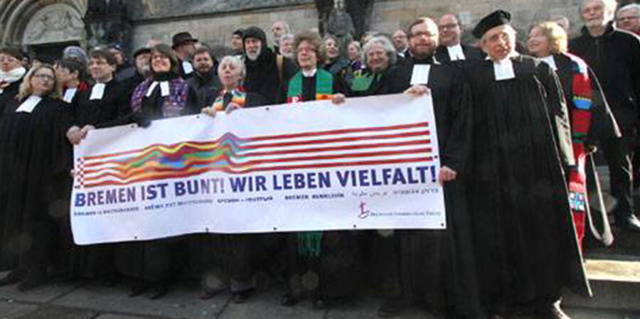 Etwa 70 Pastoren haben am 4. Februar auf den Stufen des Bremer Doms gegen ihren in die Kritik geratenen Kollegen Olaf Latzel protestiert. Foto: Facebook/EBK