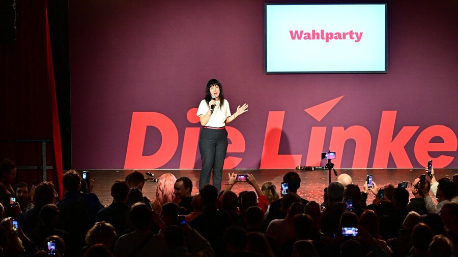 Elif Eralp (Die Linke), Spitzenkandidatin und stellvertretende Vorsitzende der Linksfraktion, spricht auf einer Wahlparty der Berliner Linken. 