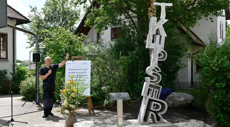 Der Künstler Gerhard Roese stellt seine Skulptur vor. Foto: Manuela Seeber