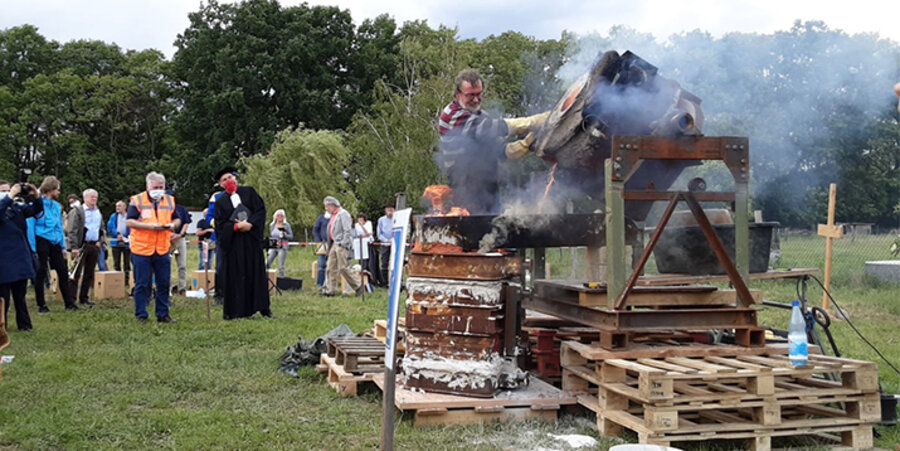 Die Friedensglocke wurde 2020 in Gömnigk (bei Potsdam) aus Kriegsschrott gegossen. Foto: ekmb