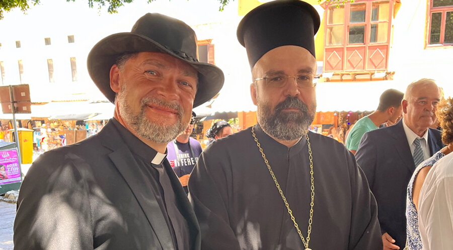 v. l.: Pfarrer Falk Klemm und der Metropolit von Rhodos, Kyrillos II. Foto: Privat