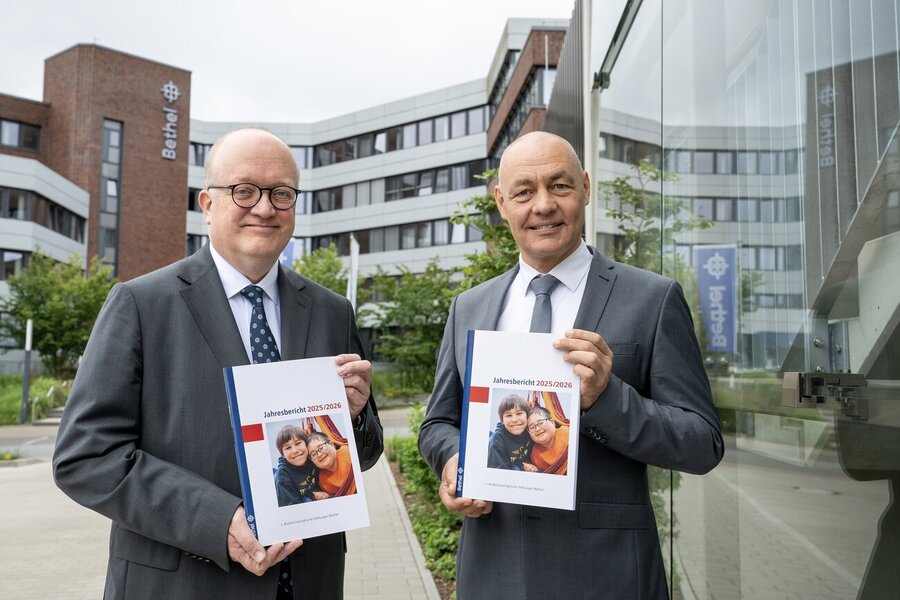 Der stellvertretende Bethel-Vorstandsvsitzende Christoph Nolting und der Vorstandsvorsitzende Bartolt Haase stellten den Jahresbericht 2025 vor.