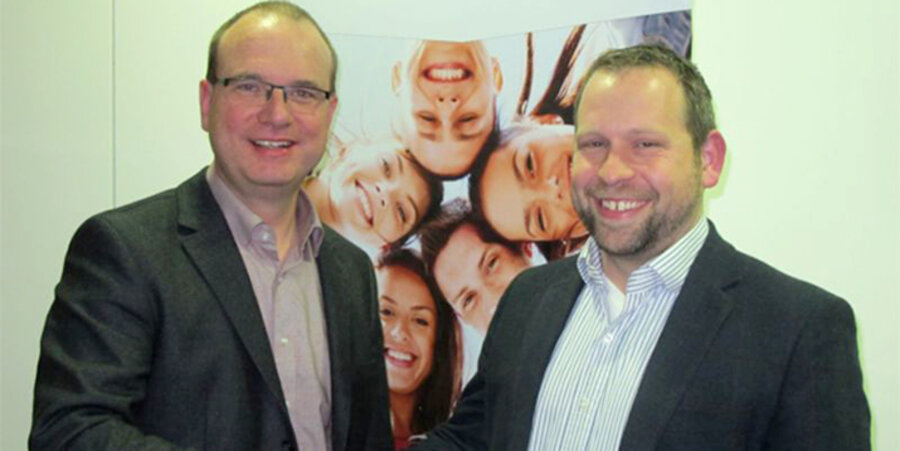 Wechsel des Vorsitzenden beim CVJM Landesverband in Württemberg: Samuel Hartmann (rechts) ist Nachfolger von Dr. Uwe Rechberger (links). Foto: CVJM Landesverband in Württemberg