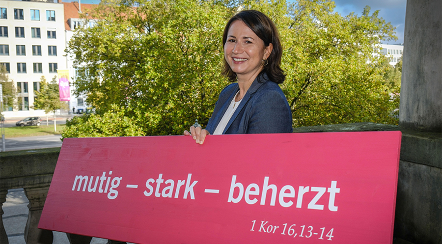 „Die Kirchentagsbewegung ringt gemeinsam um die besten Lösungen“: Die Präsidentin des 39. Deutschen Evangelischen Kirchentages 2025 in Hannover, Anja Siegesmund. Foto: picture alliance/epd-bild/Jens Schulze 