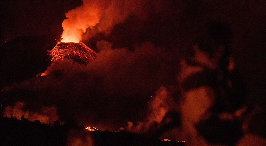 Der Vulkan Cumbre Vieja auf der Kanareninsel La Palma ist seit dem 19. September wieder aktiv. Foto: picture alliance / AA | Arturo Jimenez