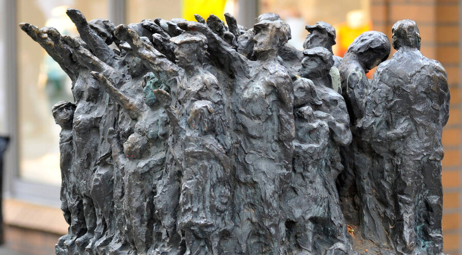 Eine Bronze-Skulptur in der Barmer Fußgängerzone erinnert an die Barmer Erklärung. Der vordere Teil der Menschengruppe zeigt den Hitlergruß, der hintere Teil wendet sich ab. Auf dem Sockel steht: „Des Herrn Wort bleibt in Ewigkeit.“ Foto: IMAGO/Uwe Möller