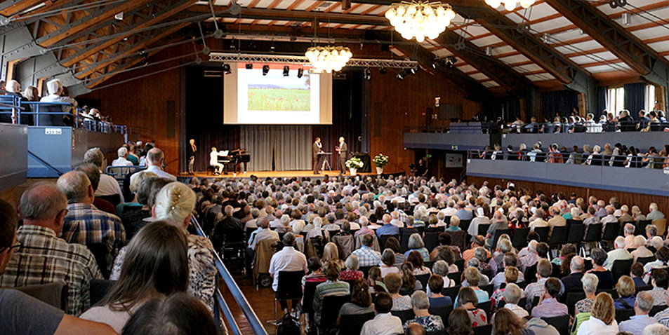 In Herrenberg sprach der Theologieprofessor Hans-Joachim Eckstein vor über 800 Besuchern zum Thema „Jesus begegnet den Ängstlichen“. Foto: Benni Röhm