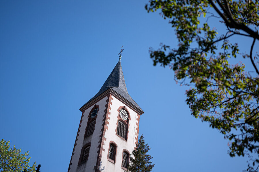 Zu diesem Kirchturm der Evangelischen Kirche Liedolsheim (in Dettenheim) hat der 14-Jährige einen eigenen Schlüssel.