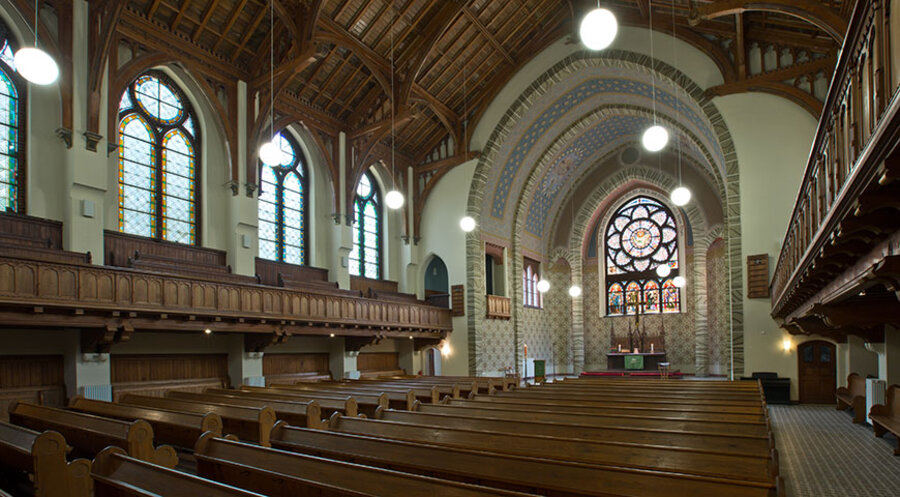 Der Kircheninnenraum (St. Lukaskirche) der St. Trinitatisgemeinde (SELK) in Leipzig. Foto: Gert Mothes