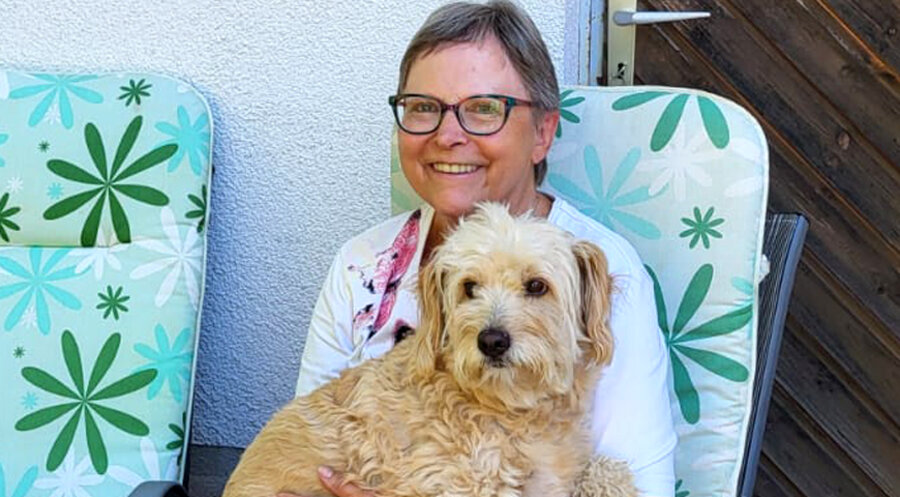 Die Rentnerin Erika Sorm mit Hund Queeni. Foto: Privat