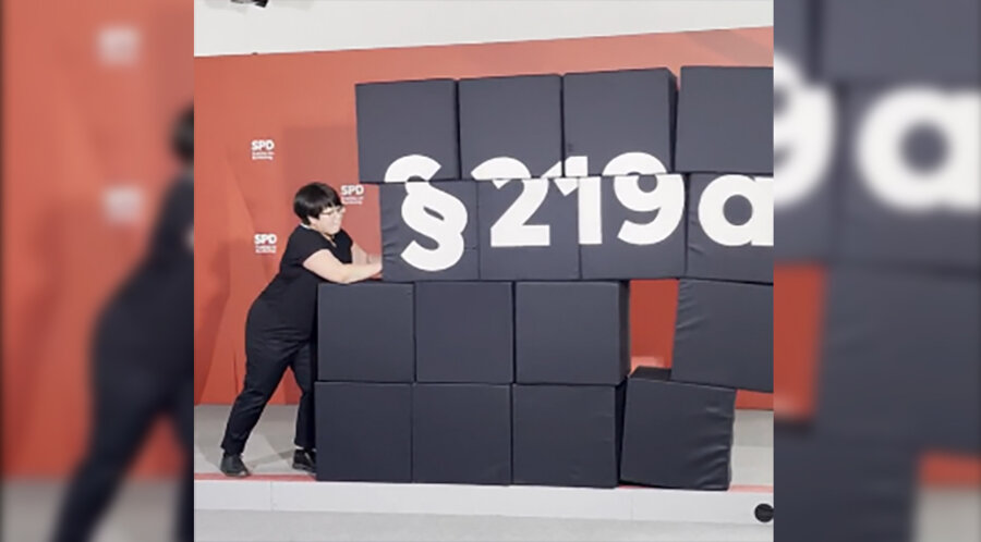 In dem 33-sekündigen Clip sind Abgeordnete zu sehen, die eine Wand aus großen schwarzen quadratischen Würfeln einreißen. Screenshot: Twitter/SPD-Fraktion im Bundestag