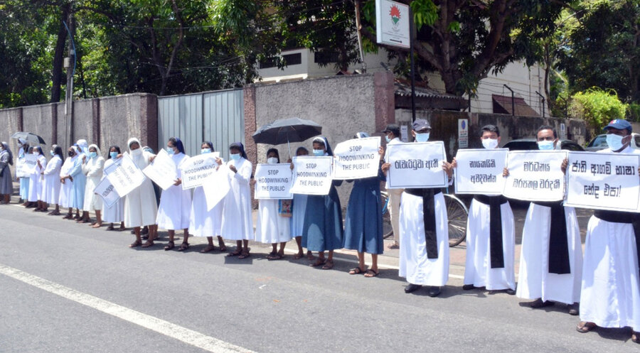 Ordensfrauen und Priester bei den Massenprotesten im Frühsommer 2022. Foto: Kirche in Not