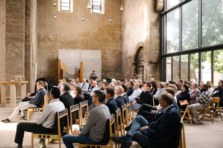 Blick in den Ort der Konferenz: Die Klosterkirche Volkenroda. 