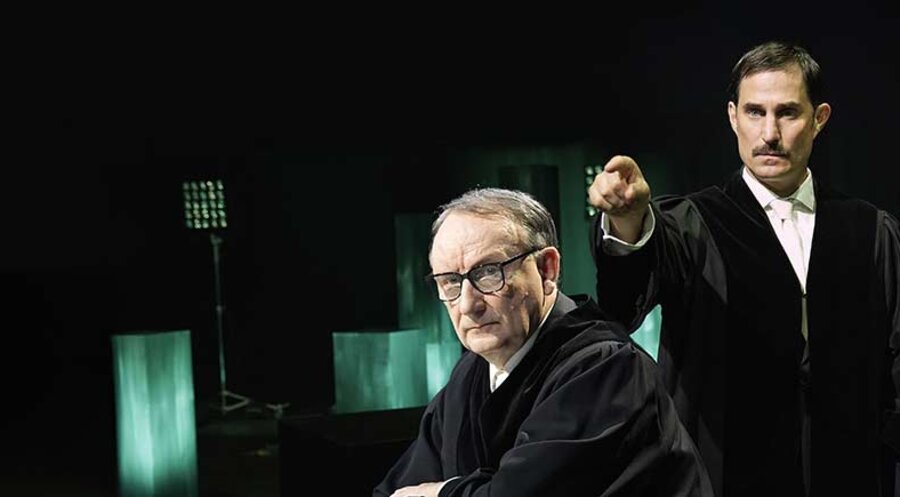 Filmszene mit Rainer Bock als Richter und Clemens Schick als Staatsanwalt. Foto: ARD-DEGETO