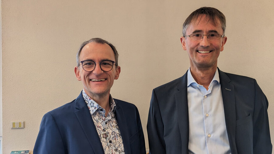 v.l.: Der Präses des Evangelischen Gnadauer Gemeinschaftsverbandes, Pfarrer Steffen Kern, und der Leiter der Forschungsstelle Neupietismus, Prof. Frank Lüdke. Foto: IDEA/Christian Starke