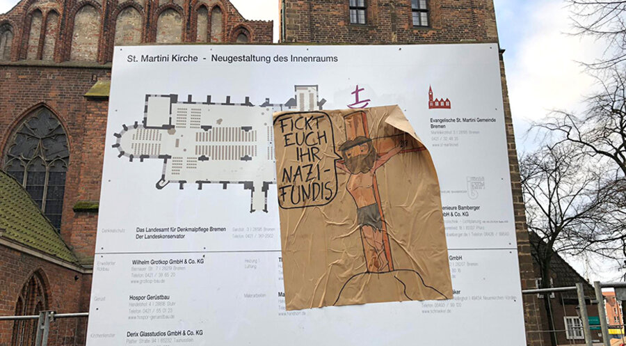 Unbekannte Täter klebten an ein Bauschild vor dem Kirchengebäude ein selbstgemaltes Plakat. Foto: Privat
