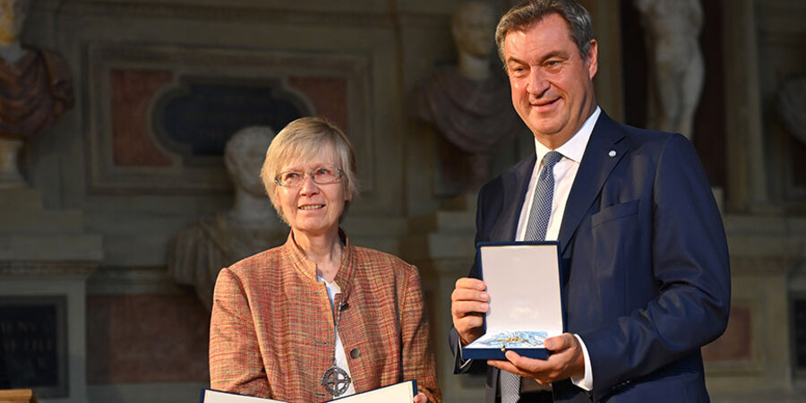 Ministerpräsident Markus Söder mit Schwester Ursula Teresa Buske. Foto: picture-alliance/SvenSimon|Frank Hoermann/SVEN SIMON
