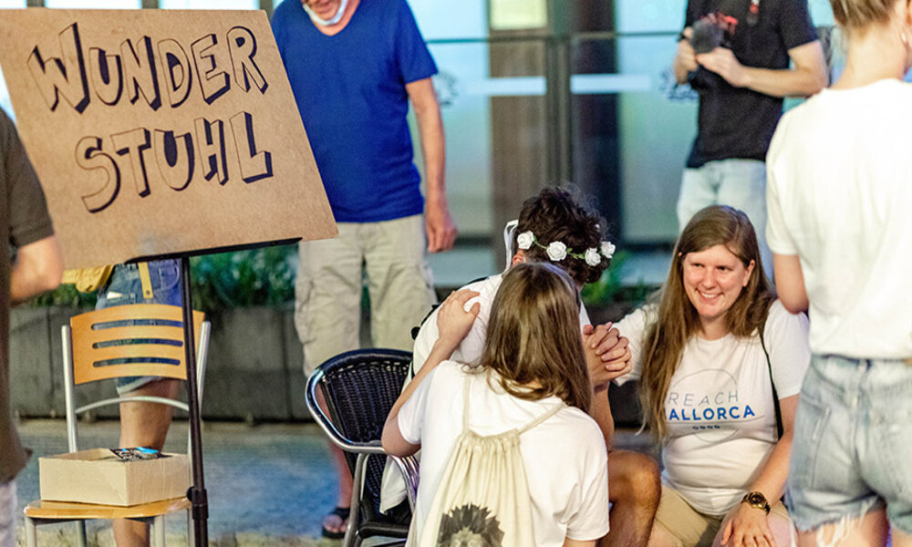Zwei Teilnehmerinnen beten für einen jungen Passanten. Foto: Esther Baumann