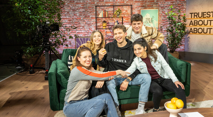 Die christlichen Musiker O’Bros mit Julia Garschagen (links) und zwei Studiogästen. Foto: proChrist