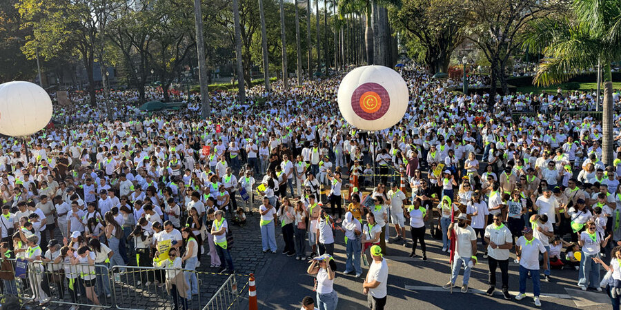Tausende Christen treffen sich in brasilianischen Städten, um Gott zu loben. 