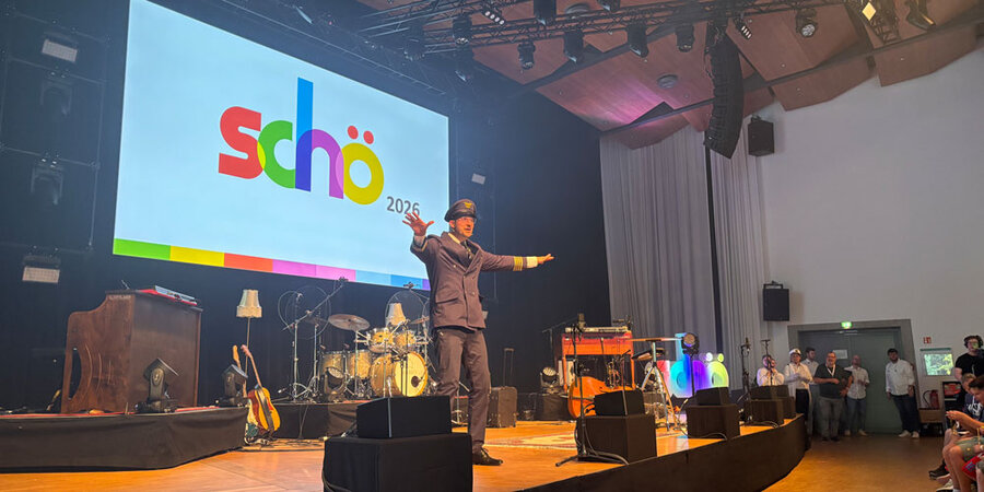 In Pilotenuniform begrüßte Raphael Schmauder die Gäste im Forum des Christlichen Gästezentrums „Schönblick“.