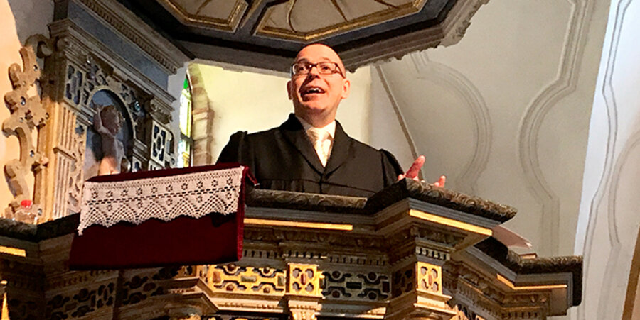 Der todkranke Arzt Rüdiger Karwath mahnt zum Gehorsam in der Renaissancekirche Bristow. Foto: Johannes Holmer