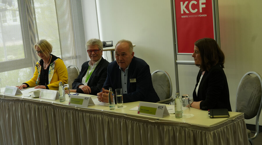 Die Teilnehmer der Pressekonferenz (v.l.n.r.): Antje Kruse-Schomaker, Friedhelm Loh, Martin Scheuermann und Romy Schneider. Foto: IDEA/Markus Pletz 
