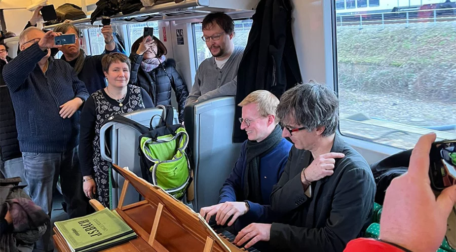 Die Domorganisten Sebastian Freitag (li.) und Albrecht Koch sorgen im Zugabteil für gute Unterhaltung. Foto: Gottfried-Silbermann-Gesellschaft