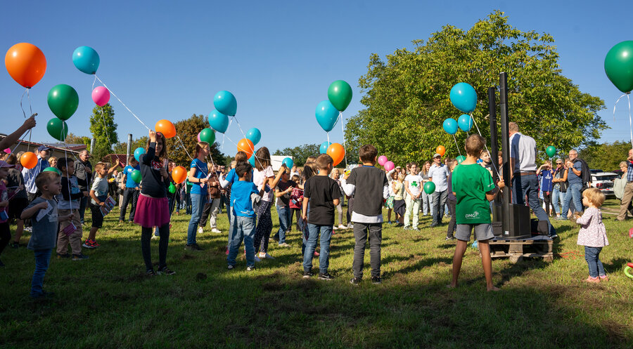Zum Abschluss des Festes beteten die Besucher in Gruppen und ließen dann 120 Ballons aufsteigen. Foto: DMG interpersonal