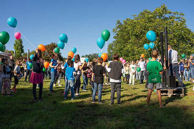 Zum Abschluss des Festes beteten die Besucher in Gruppen und ließen dann 120 Ballons aufsteigen. Foto: DMG interpersonal