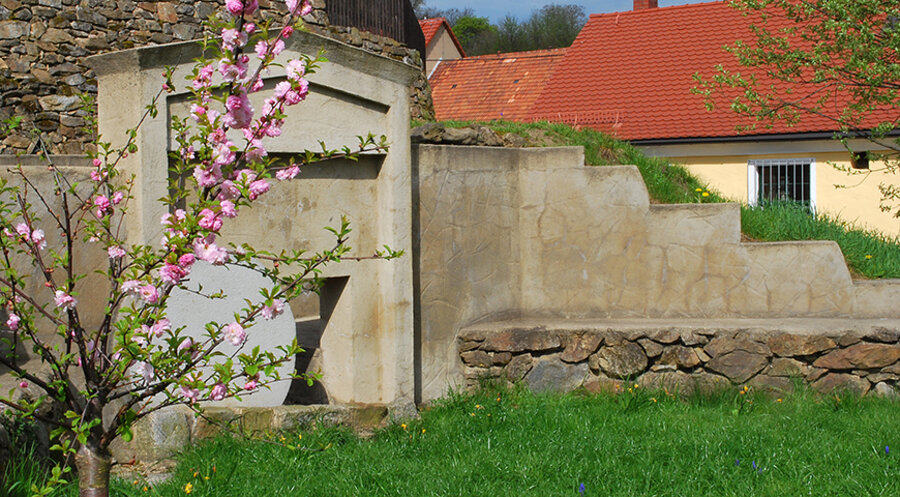Das Freilichtmuseum zeigt Nachbildungen aus dem biblischem Lebensalltag, darunter ein Felsengrab. Foto: Bibelland Oberlichtenau