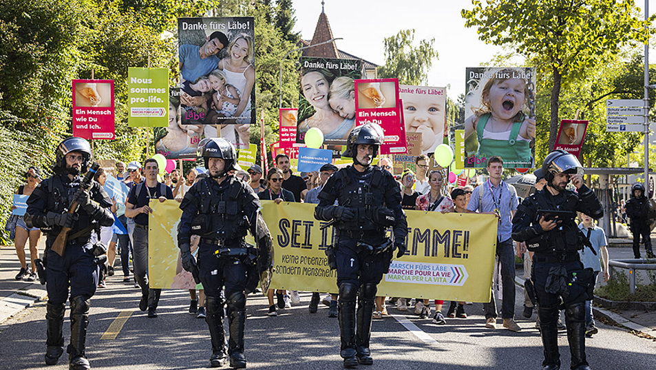 Der „Marsch fürs Läbe“ in Zürich-Oerlikon wurde von einem Großaufgebot der Polizei eskortiert. Foto: picture-alliance/KEYSTONE | MICHAEL BUHOLZER