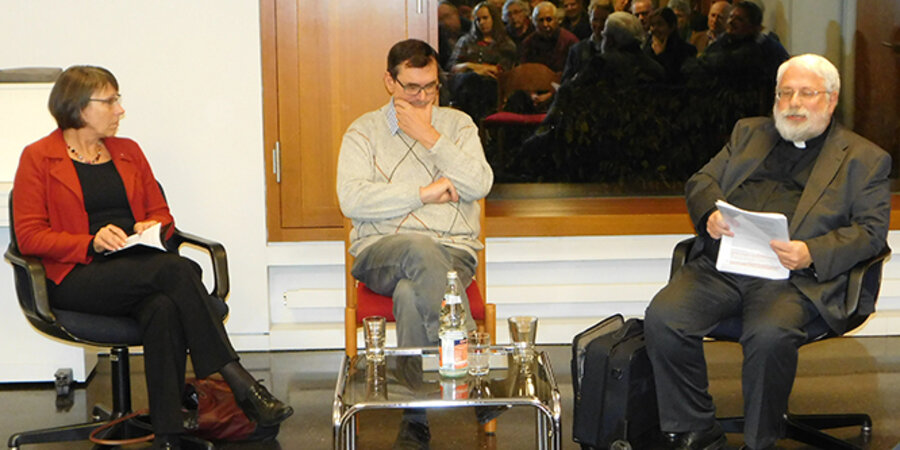 v. l.: Prälatin Dagmar Zobel, Moderator Pfarrer Ulrich Greder und Pfarrer Werner Neuer. Foto: idea/Schillinger
