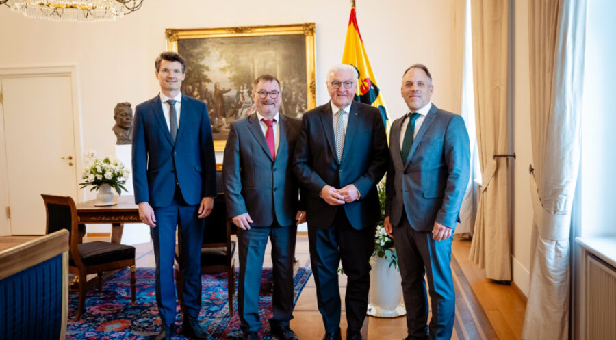 v.l.: Konstantin von Abendroth, Jochen Geiselhart mit Frank-Walter Steinmeier und Marc Brenner. Foto: Bundesregierung / Sandra Steins