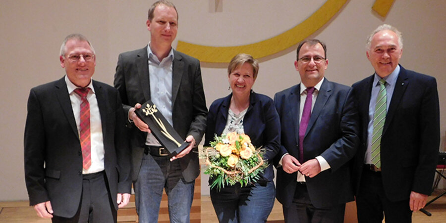 v.l.: Kurt Stotz, David und Carolin Neufeld, der Vorsitzende der Apis, Pfarrer Steffen Kern, und Martin Scheuermann, Geschäftsführer des evangelischen Tagungszentrums Schönblick in Schwäbisch Gmünd. Foto: idea/Schillinger