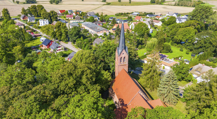 Eine Kirche im Dorf Krummin, Mecklenburg-Vorpommern. Foto: picture alliance / imageBROKER/Oliver Gerhard | imageBROKER/Oliver Gerhard