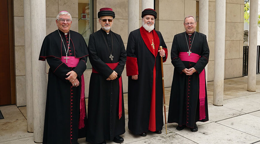v. l.: Weihbischof Thomas Löhr, Bischof Mar Odisho Oraham (assyrische Diözese von Skandinavien und Deutschland), Katholikos-Patriarch Mar Awa III. und Bischof Georg Bätzing. Foto: F. Schuld/Bistum Limburg