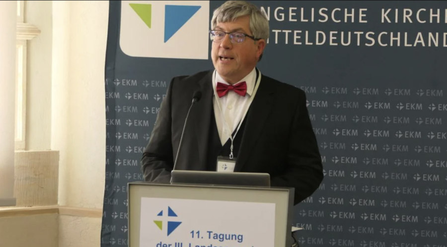 Landesbischof Friedrich Kramer eröffnete die EKM-Synode in Erfurt und stellte Hoffnung, Glauben und Liebe angesichts von Krieg und Krisen in den Mittelpunkt. Foto: EKM