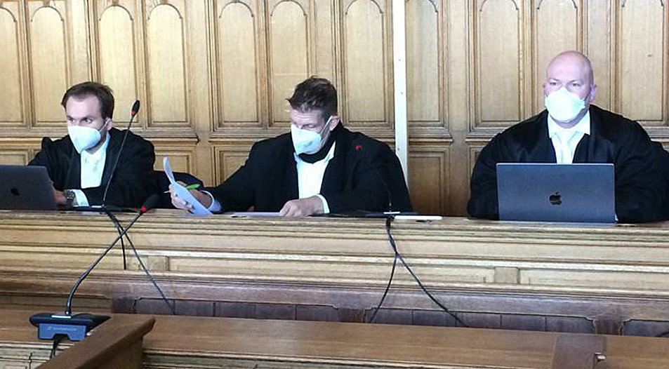 Pastor Olaf Latzel (Mitte) mit seiner Verteidigung vor Gericht. Foto: IDEA/David Wengenroth